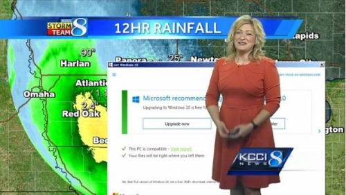 国外KCCI电视台在新闻直播气象时，背景屏幕弹出windows10升级窗口。