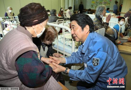 当地时间2016年4月23日，日本首相安倍晋三前往熊本县南阿苏村临时安置点激励灾民。