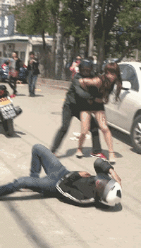 公安部发女子防身动图:抱摔过肩摔制服飞贼(图