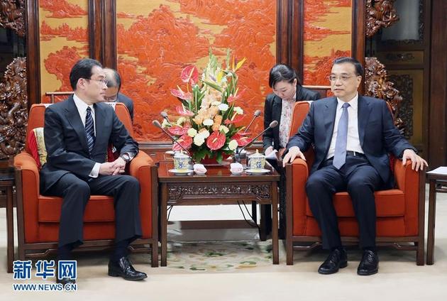 4月30日,国务院总理李克强在北京中南海紫光阁访问会晤来华走访的日本皮毛岸田文雄。 新华网记者 姚大伟 摄