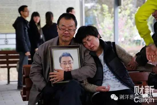 4月13日,陕西咸阳,告别仪式过后,魏则西的遗体被推去火化,父母坐在殡仪馆外等候。