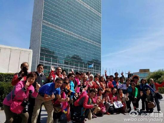 济南千名老人联合国总部前唱红歌