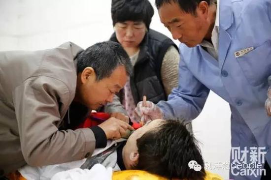 4月13日,陕西咸阳,殡仪馆内,父亲在为魏则西刮胡子。他曾说,自己什么东西都能失去,但唯独不能没有儿子,而上天却偏偏只带走了他。