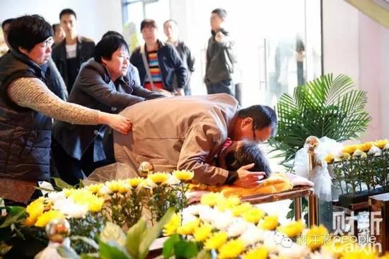 4月13日,陕西咸阳,告别仪式前,魏则西的父亲扑上去抱住儿子。