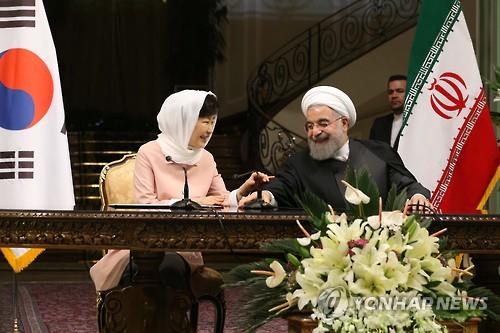 2日，正在伊朗访问的朴槿惠与伊朗总统鲁哈尼举行会谈。（图片来自韩联社）
