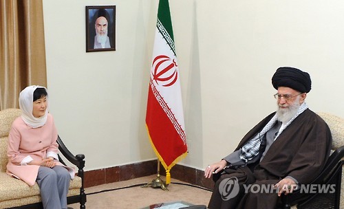 2日，朴槿惠同伊朗最高领袖哈梅内伊举行会晤。（图片来自韩联社）