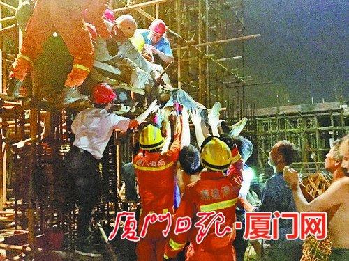 众人合力将男子撑住