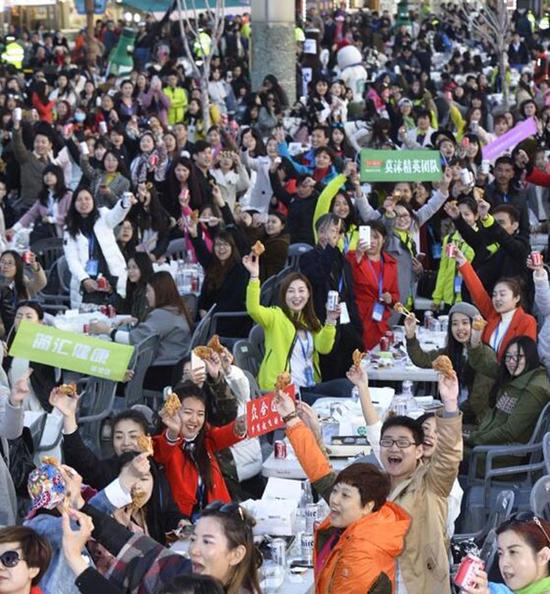 图为今年3月28日在韩国仁川月尾岛举行的以中国游客为对象炸鸡啤酒派对。