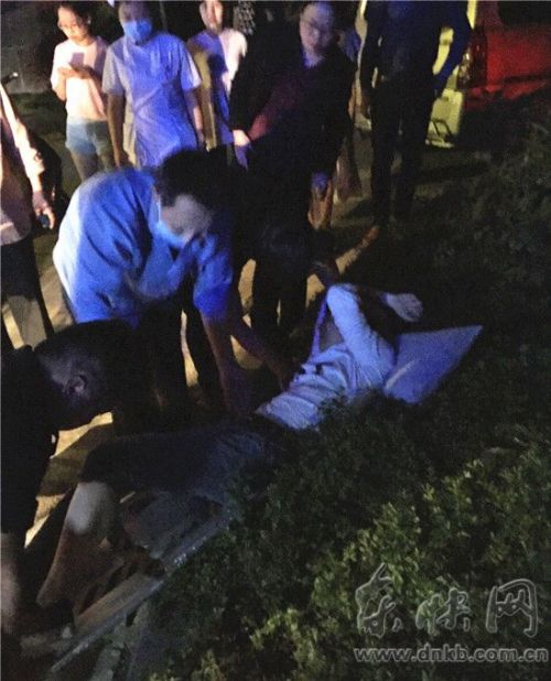 4月29日晚，李先生被殴打后倒地不起，医生正在救治。（网友供图）