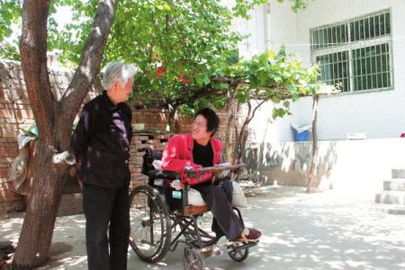 老人与其孙女赵楠楠