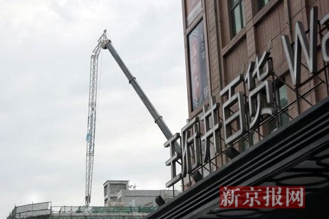 吊车折断的桅杆。新京报记者 彭子洋 摄
