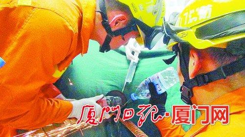 消防官兵和医护人员配合，再次将钢筋切短