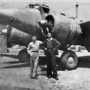 1947年，朱镕基（左）与郭道晖在一架国民党报废飞机前合影