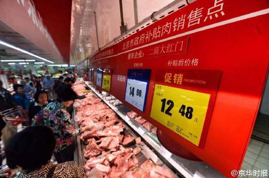 超市里市民们在选购猪肉。