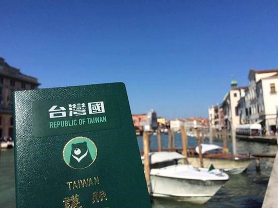 “台湾国护照“贴纸(图取自“台湾国护照”脸书粉丝团)