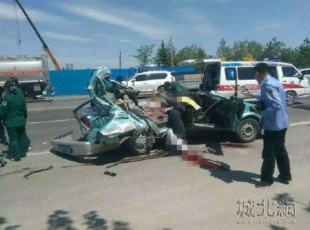 河北唐山出租车与拖拉机相撞导致4死1伤(图)|交