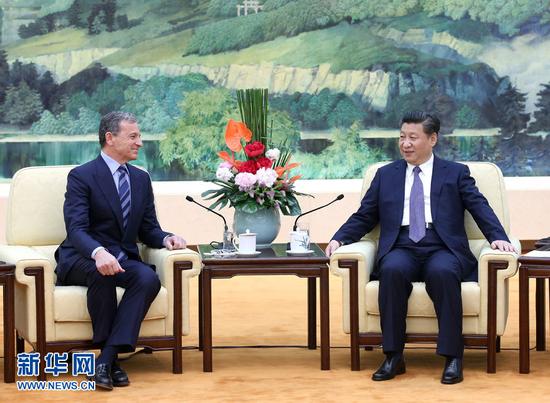 5月5日,国家主席习近平在北京人民大会堂会见美中贸易全国委员会副主席、美国华特迪士尼公司董事长兼首席执行官艾格。 新华社记者 庞兴雷 摄