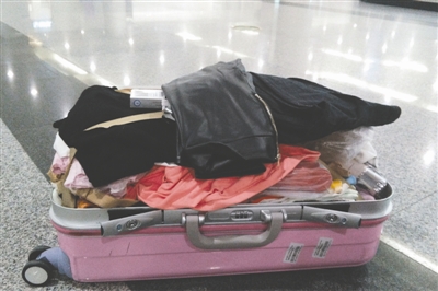 游济州岛被遣返旅客携带的厚衣服 图由成都边检站提供。