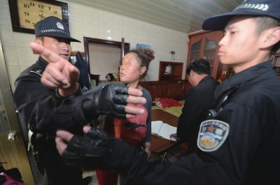 昨天，贺某拒不执行并辱骂法官，被执法人员带回北京。京华时报记者 欧阳晓菲 摄