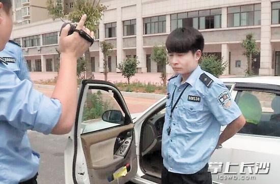 身着制服的假交警蒋某被查获