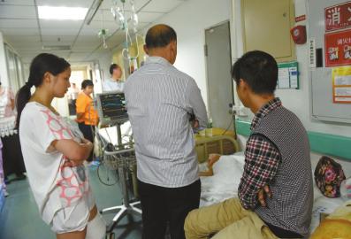 陈枫与刘兰在病房守着被烫伤的儿子

