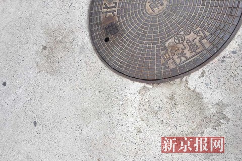 地上留有未完全清理干净的血迹。新京报记者 王嘉宁 摄
