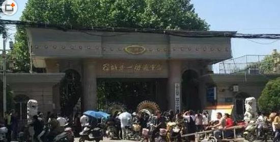 家长围堵校门