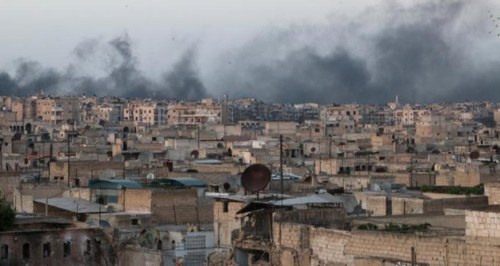 资料图片：阿勒颇市30公里外的一个难民营遭到空袭。