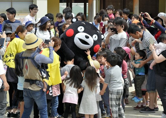 当日，“熊本熊”在熊本县的西原村和孩子们一起玩耍。