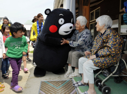 当日，“熊本熊”在熊本县的西原村和孩子们一起玩耍。