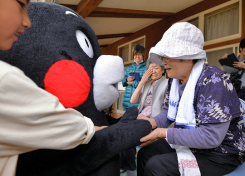 当日，“熊本熊”在熊本县的西原村和孩子们一起玩耍。