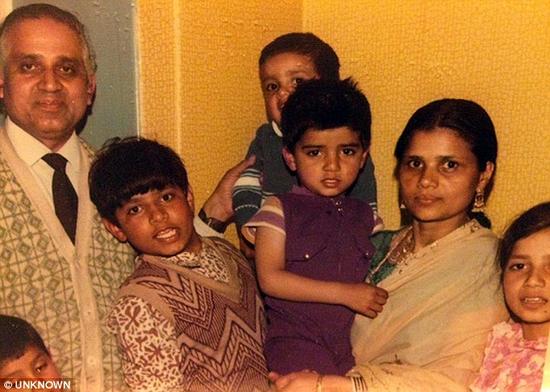 年幼的萨迪克·汗被母亲抱在怀中。