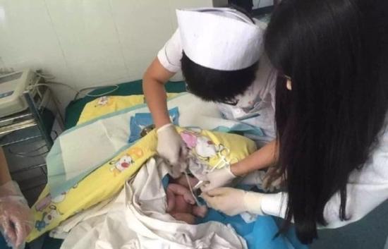 医护人员正在救治婴儿