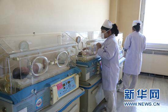 5月7日，两名护士在平壤产院早产儿诊疗室内照顾婴儿。当日是朝鲜劳动党第七次全国代表大会召开的第二天。朝方安排外国媒体采访位于平壤大同江区的平壤产院，该医院是一所专为妇女儿童设立的现代化综合医院。新华社记者 郭一娜 摄