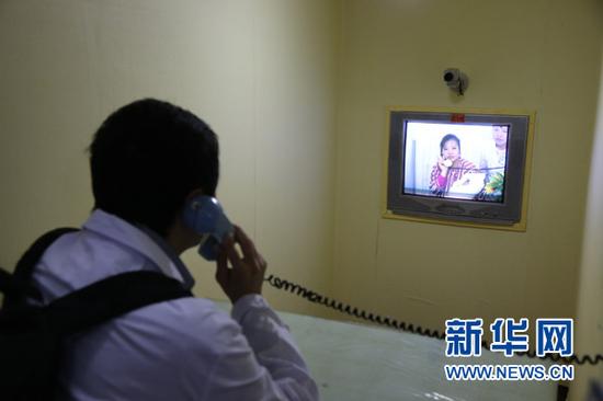 5月7日，一名外国记者体验平壤产院内设置的可视电话。当日是朝鲜劳动党第七次全国代表大会召开的第二天。朝方安排外国媒体采访位于平壤大同江区的平壤产院，该医院是一所专为妇女儿童设立的现代化综合医院。新华社记者 郭一娜 摄