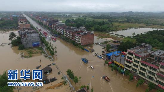 5月8日，受暴雨影响，湖南道县县城低洼路段发生内涝。当日，湖南省永州市道县遭暴雨袭击，县城多处低洼路段被淹。目前，道县抢险、核灾和灾后自救工作已全面、有序展开。 新华社发（何红福 摄）