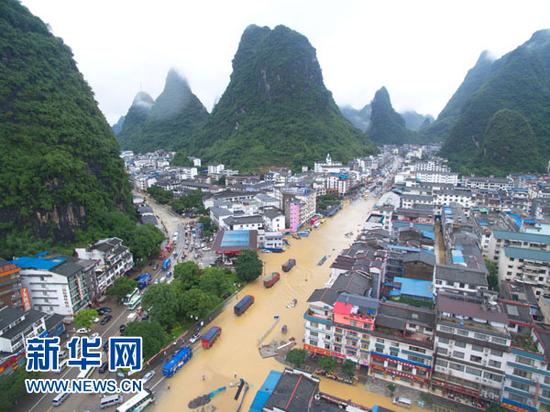这是5月8日拍摄的被洪水围困的广西桂林市阳朔县城。新华社发（诸葛全生 摄）