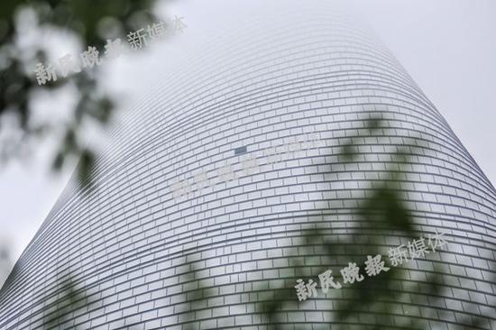 图说：上海中心玻璃掉落