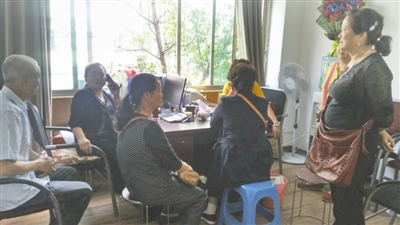 交了旅游费用的老人到仲辉公司讨说法。