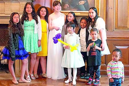 孙亦如披上婚纱，与贫困儿童分享了她的“婚宴”。