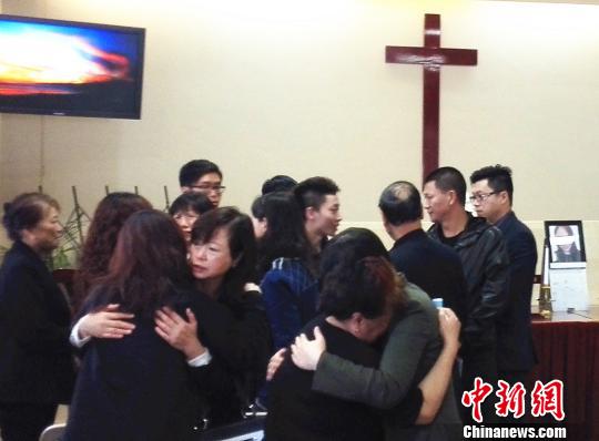 追思会结束后家属相拥痛哭。 眭黎曦 摄