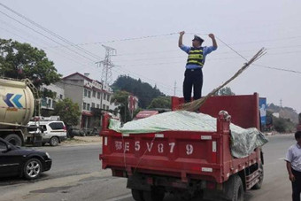 交警手举光缆