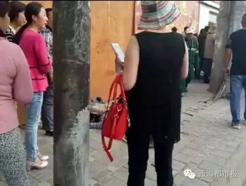 围观的群众