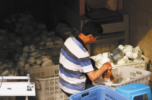 工人用毛巾擦拭餐具。
