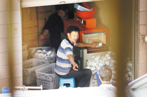 成堆的餐具准备装筐上车。