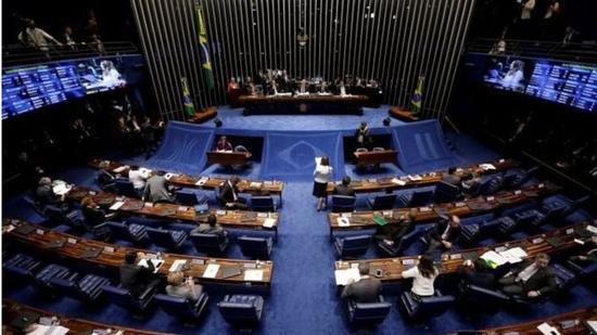 巴西国会参议院正讨论弹劾总统罗塞夫的议案。