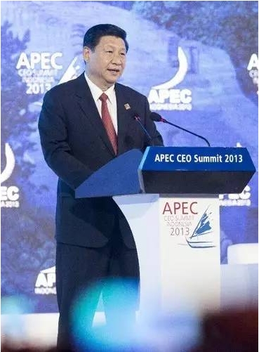 图为:2013年10月7日,习近平在印度尼西亚巴厘岛出席亚太经合组织工商领导人峰会,并发表《深化改革开放 共创美好亚太》的重要演讲。
