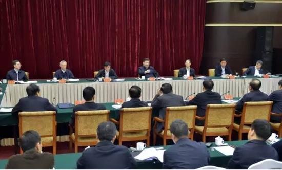 图为:2016年1月5日,习近平在重庆召开推动长江经济带发展座谈会,听取对推动长江经济带发展的意见和建议并发表重要讲话。