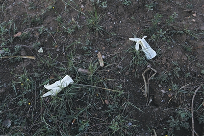 山西朔州市毛皂村抓捕现场，疑似警方遗留的白色胶皮手套。