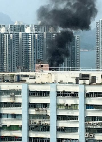 图：石排湾道顶楼加盖屋火警现场冒出浓烟。来源：香港《大公报》